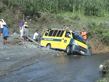 Jembatan Ambruk di Deli Serdang, Angkot Tercebur ke Sungai