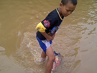 Bocah-bocah Peselancar di Kala Banjir