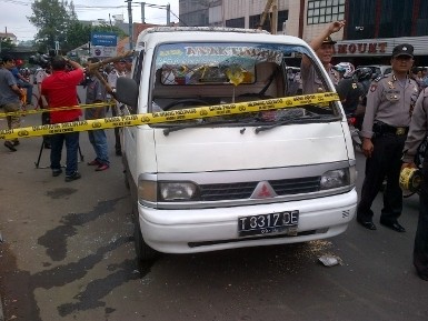 Praang! Demo di Depan Kantor Nasdem Ricuh, Kaca Mobil Dipecah 