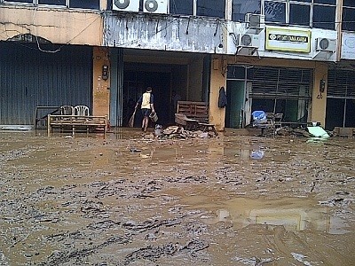 Genangan Air Surut, Jalan Cililitan-Kalibata Dipenuhi Lumpur