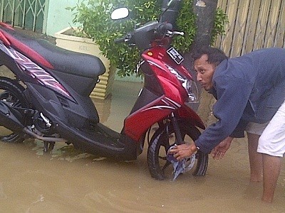 Car Wash Warga Jatinegara Kala Banjir