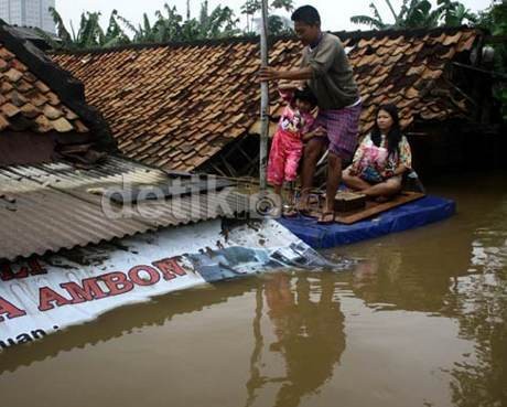 Hanya Genteng yang Terlihat di Lokasi Banjir Cawang