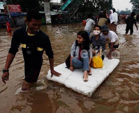 Cring! Cring! Mengais Rupiah dari Styrofoam dan Gerobak di Tengah Banjir