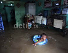 Byurr! Ada Waterpark Dadakan di Petamburan