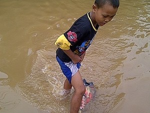 Bocah-bocah Peselancar di Kala Banjir