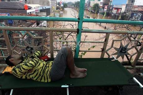 Rumah Kebanjiran, Tidur di Jembatan Penyeberangan pun Jadi