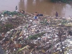 Terbawa Banjir, Sampah Menggunung di Jembatan Lama Kalibata
