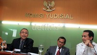 (Kiri-kanan) Ketua KY Eman Suparman, Komsioner  KY Jaja Ahmad Jayus, dan juru bicara KY Asep Rahmat Fajar.