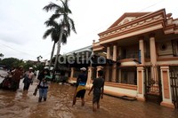 Banjir menggenangi ratusan rumah di perumahan itu, hampir seluruh blok tergenang banjir, kecuali Blok B.