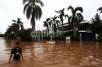 Rumah elite tersebut terendam banjir setinggi paha hingga pinggang orang dewasa.
