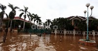 Banjir yang merendam perumahan tersebut diduga berasal dari luapan Kali Koneng Pesing, Jakarta Barat.