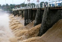 Pada pukul 16.10 WIB, status Bendung Katulampa turun dari siaga II ke siaga III. Farhan/detikFoto.