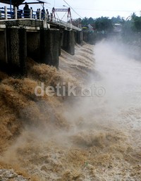 Sebelumnya, pada pukul 11.35 WIB, debit air meningkat drastis. Kemudian, tak sampai satu jam, debit air meningkat hingga menyebabkan ketinggian air di pintu Katulampa naik hingga 180 cm atau masuk Siaga II. Farhan/detikFoto.