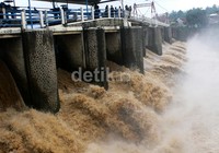 Tingginya volume air di Bendung Katulampa tersebut membuat petugas harus membuka pintu air. Farhan/detikFoto.
