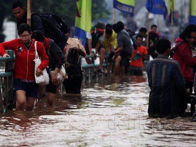 Menembus Banjir dengan Pembatas Jalan