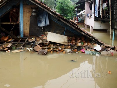 Di Cawang, Banjir Sentuh Atap Rumah Warga