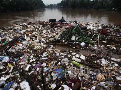 Siang Hari, Kampung Melayu Masih Terendam