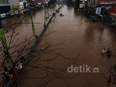Jalan KH Abdullah Syafei Bak Lautan