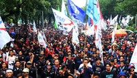 Para buruh menolak kenaikan tarif listrik.