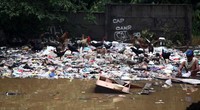Banjir membawa tumpukan sampah.
