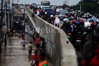 Jalan terendam, semuah lalu lintas diarahkan ke jembatan layang.