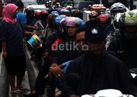 Beberapa korban banjir turun ke jalan meminta bantuan dengan membawa kaleng bekas.