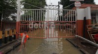 Banjir ini diakibatkan meluapnya sungai Ciliwung.