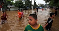 Banjir di jalan Raya Bukit Duri depan SMA 8 Jakarta.
