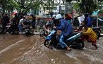 Jalan Panjang Banjir, Ratusan Kendaraan Mogok