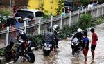 Jalan Panjang Banjir, Ratusan Kendaraan Mogok