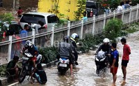 Beberapa pengendara memperbaiki motornya yang mogok.