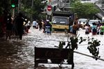 Jalan Panjang Banjir, Ratusan Kendaraan Mogok