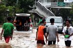 Jalan Panjang Banjir, Ratusan Kendaraan Mogok