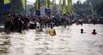 Menembus Banjir dengan Pembatas Jalan
