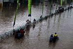 Menembus Banjir dengan Pembatas Jalan
