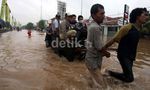 Menembus Banjir dengan Pembatas Jalan