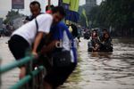 Menembus Banjir dengan Pembatas Jalan