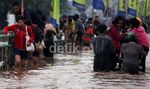 Menembus Banjir dengan Pembatas Jalan