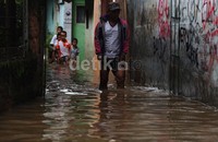 Banjir sebetis orang dewasa merendam wilayah Petamburan.