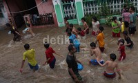 Tampak beberapa anak riang bermain air.