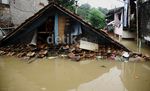 Di Cawang, Banjir Sentuh Atap Rumah Warga