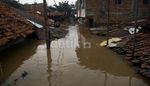 Di Cawang, Banjir Sentuh Atap Rumah Warga
