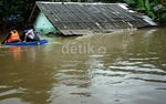 Di Cawang, Banjir Sentuh Atap Rumah Warga