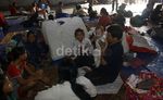 Korban Banjir Mengungsi di Gudang