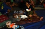Korban Banjir Mengungsi di Gudang