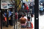 Siang Hari, Kampung Melayu Masih Terendam