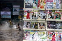 Anak-anak bermain di genangan air.