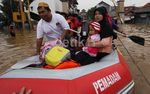 Nenek-nenek Hingga Ibu Hamil Dievakuasi