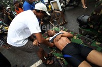 Salah satu warga pingsan.