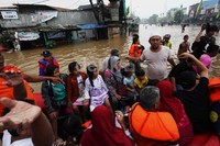 Banjir merendam Kampung Melayu Besar, Tebet, Casablanca.